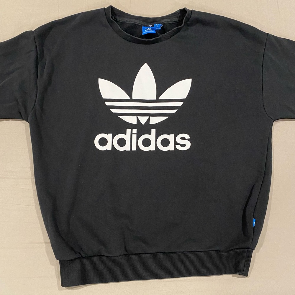 ADIDAS “logo loose” sweatshirt (black) & “ Adicolor cropped hoodie” (baby blue)